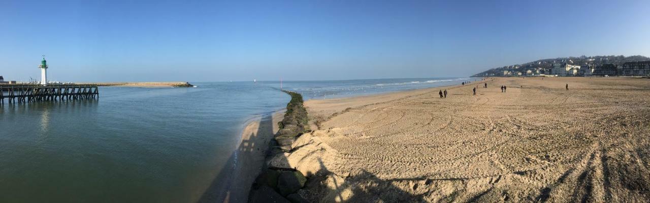 Les Quais De Trouville Esterno foto